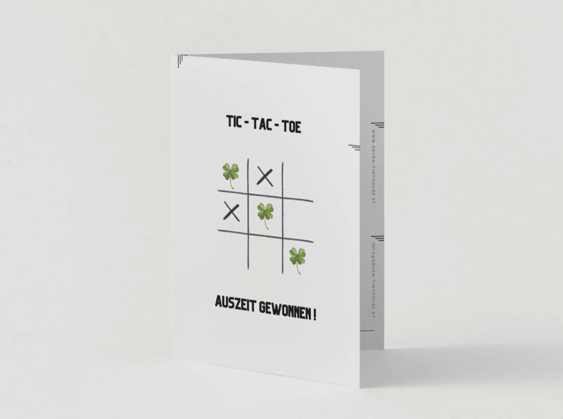 Eine Tic-Tac-Toe Karte, bei der das Spielergebnis "Auszeit gewonnen!" zeigt, mit Kleeblättern und einem X und O in den Feldern.